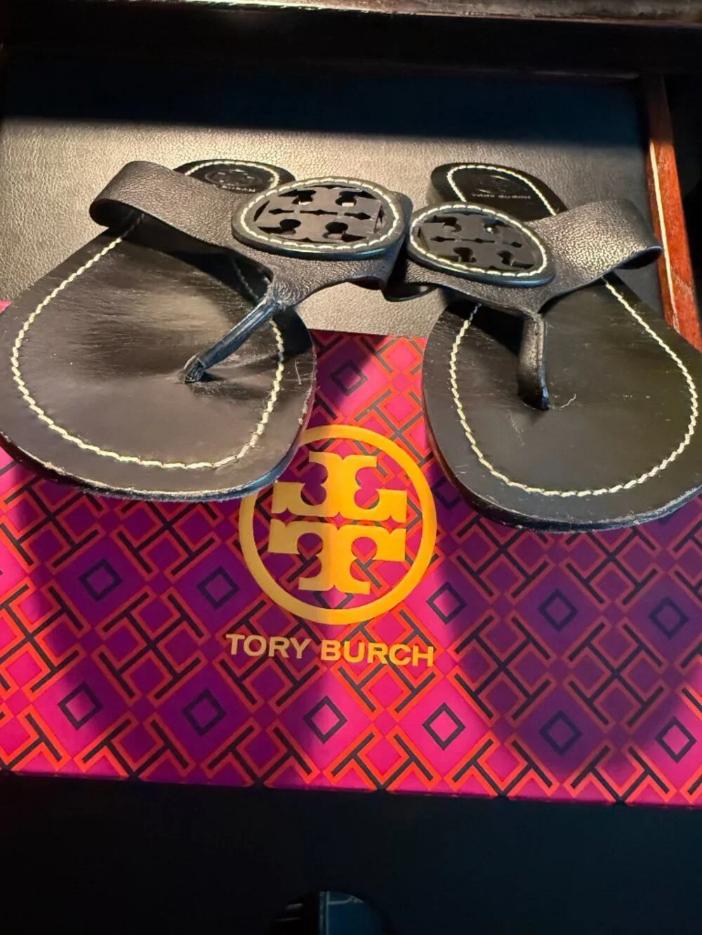 Tory Burch Louisa Leather Thong Sandal in Blackj, SZ 7.5 - Picture 4 of 5